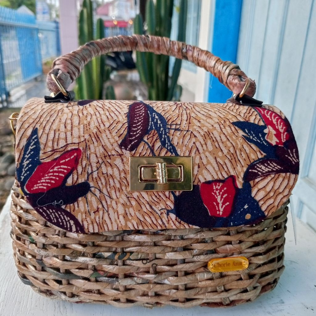 tas anyaman koran ( by Chorie ann)