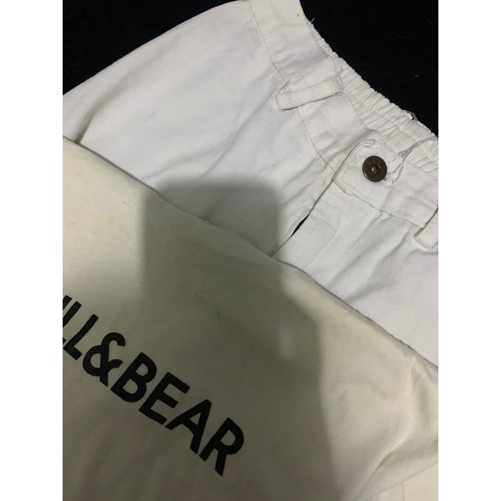 jeans kulot putih & kaos pull & bear