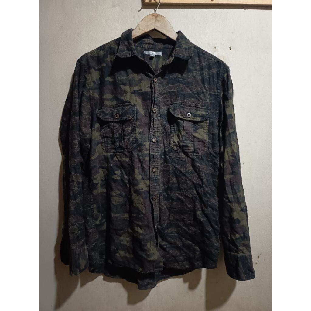 Kemeja Uniqlo camo