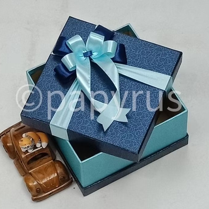 

PAPYRUS Sandwich 17,5x17,5 Tinggi 8cm Kotak Kado Gift Box Hardbox Hampers Hadiah V3