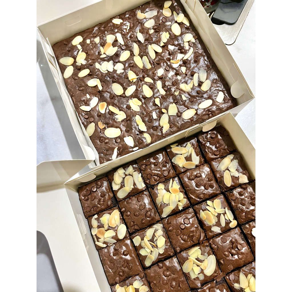 

Fudgy Brownies Topping Mix (Almond & Chochip)