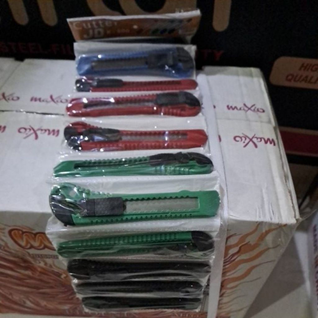

cutter rencengan stenlies warna warni 1 renceng isi 12
