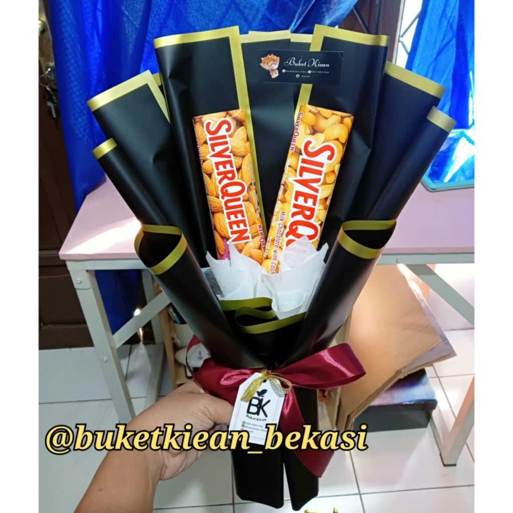 

buket Silverqueen 2 pcs/ buket coklat/ buket valentine/ buket hari guru/ buket ulang tahun/ buket hari ibu / buket anniversary