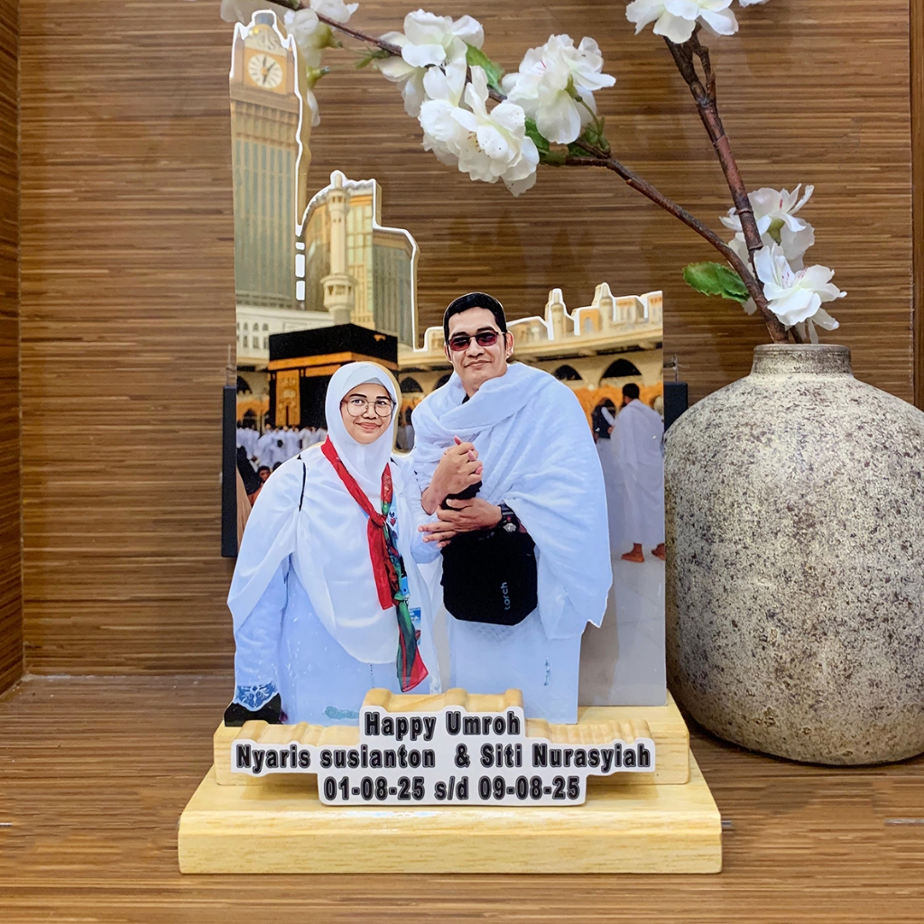 Karikatur Kayu Custom Spesial Umroh – Hadiah Doa & Kenangan Abadi