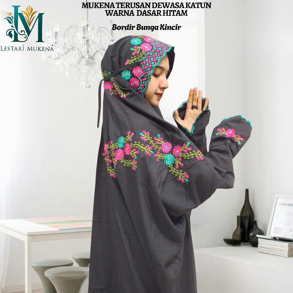 Mukena Terusan Dewasa Bahan Katun Polino Warna Dasar Hitam Bordir Bunga Kincir