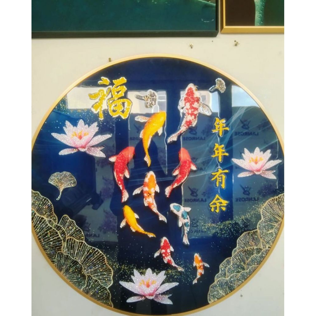 Lukisan Bulat Dinding Motif Ikan Koi – Dekorasi Estetik