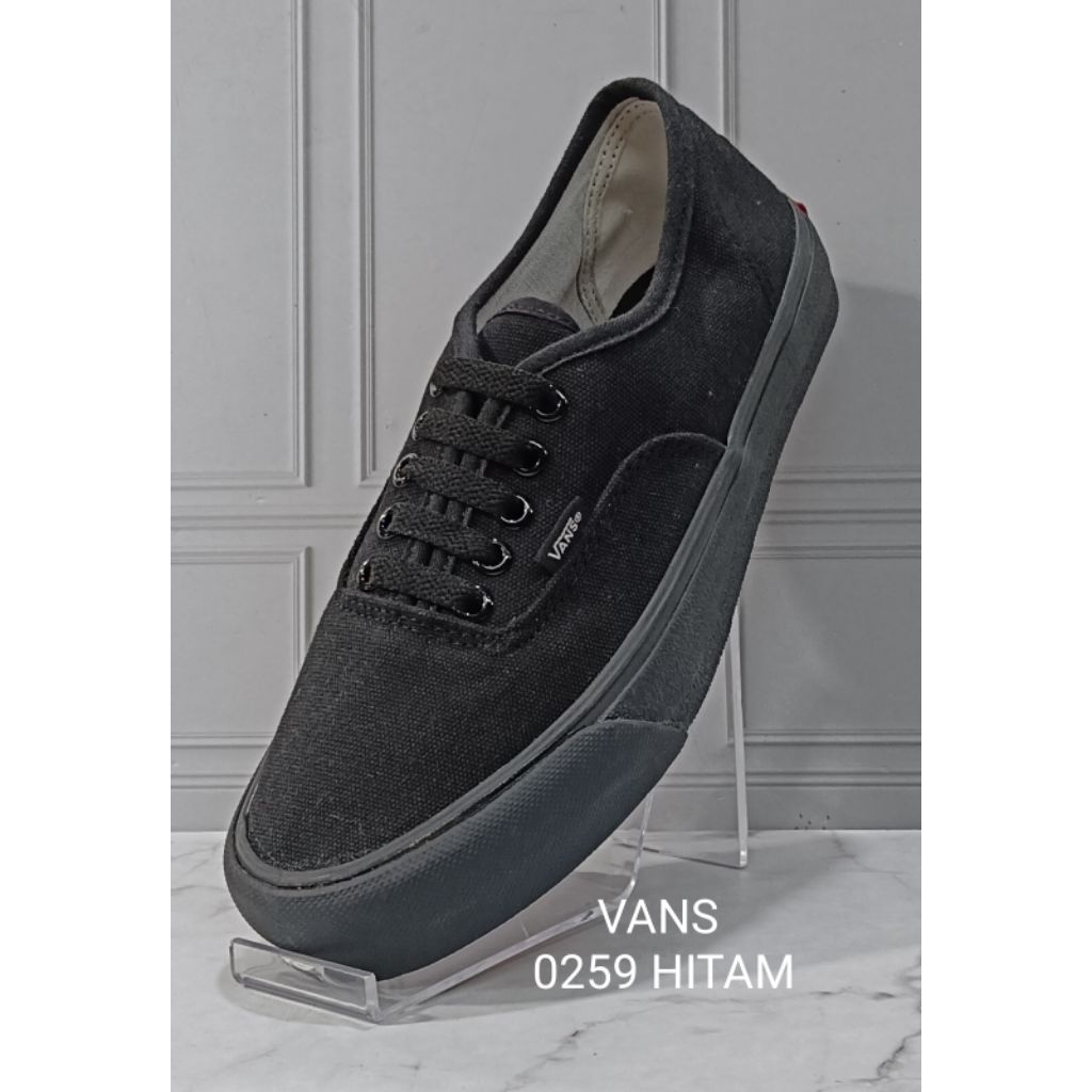

sepatu sekolah, sepatu anak sekolah , sepatu unisex / untuk anak cewek atau cowok bisa pakai brand VANS