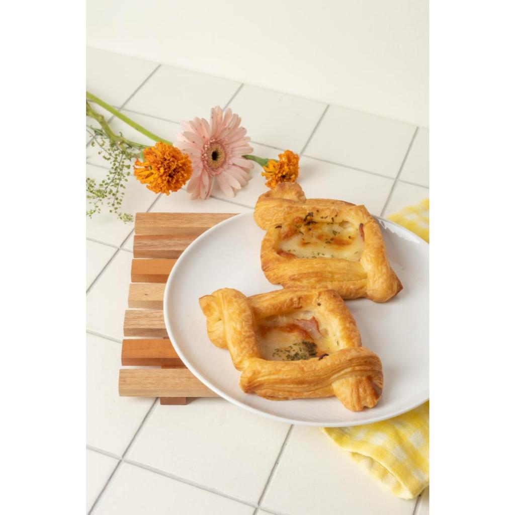 

Beef and Cheese (Croissant dengan topping daging dan keju)