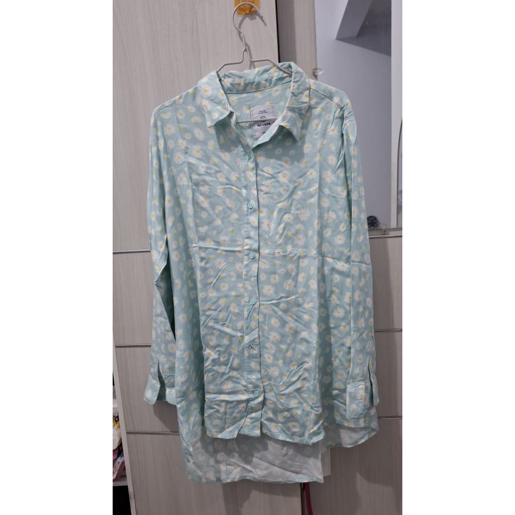 Kemeja Bunga Putih Biru Nevada Preloved