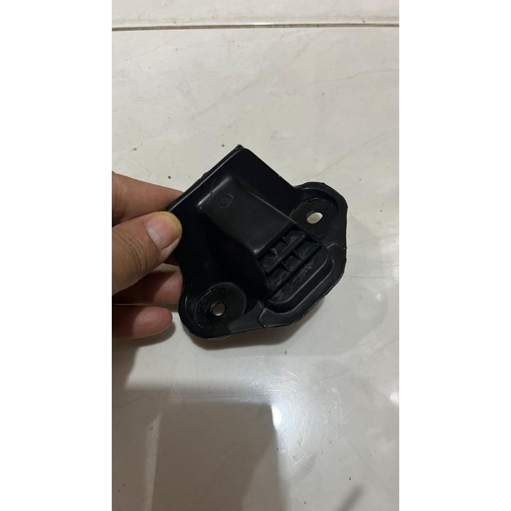 KARET BANTALAN STOPER PINTU BAGASI MOBIL INNOVA ORIGINAL, HARGA PER 1 PCS