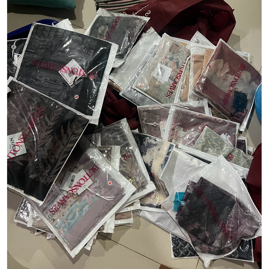 BUTTONSCARVES AS IS AMBYARR RARE ITEM