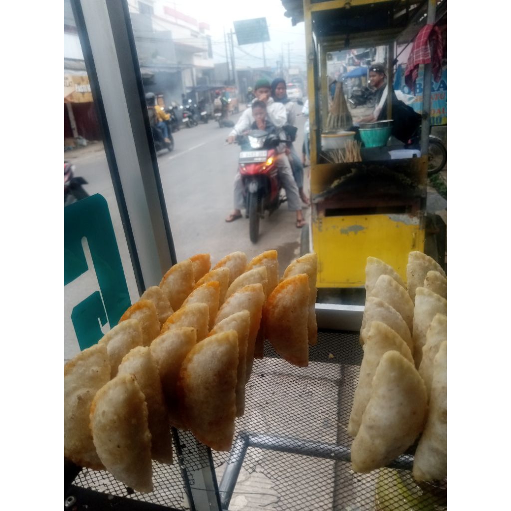 

Cireng Galeuh Rasa isi ayam UK.7cm(isi 10) bisa mix pedas/original.