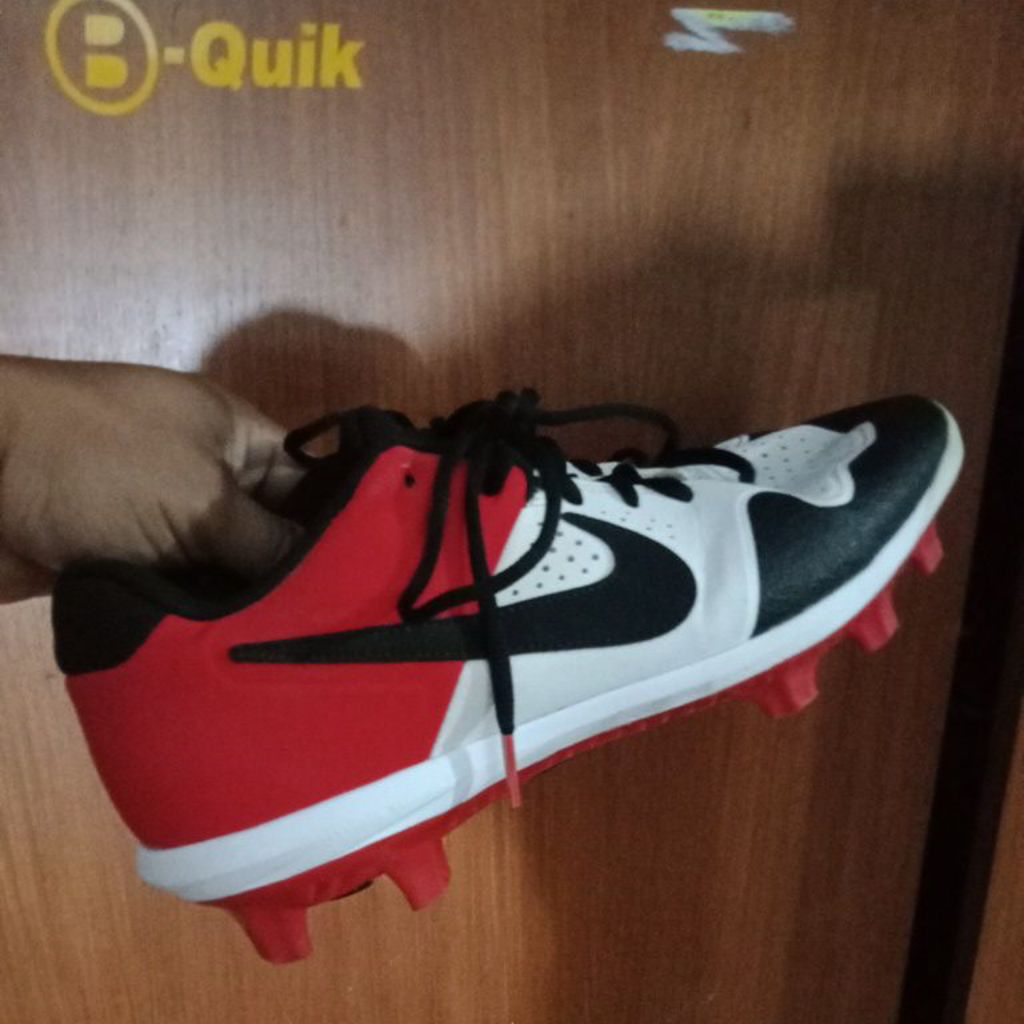 sepatu baseball Nike merah putih