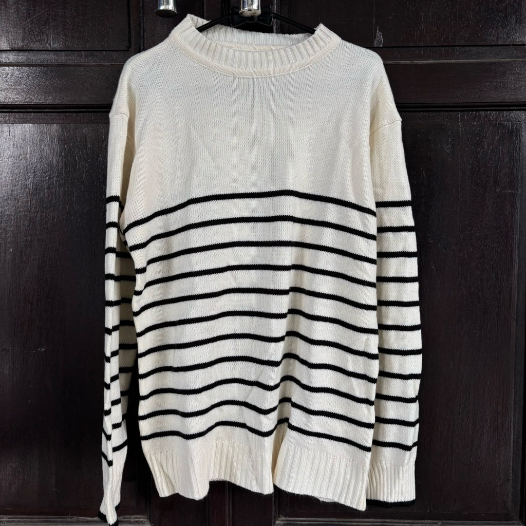 Preloved Sweater Hitam Putih Garis
