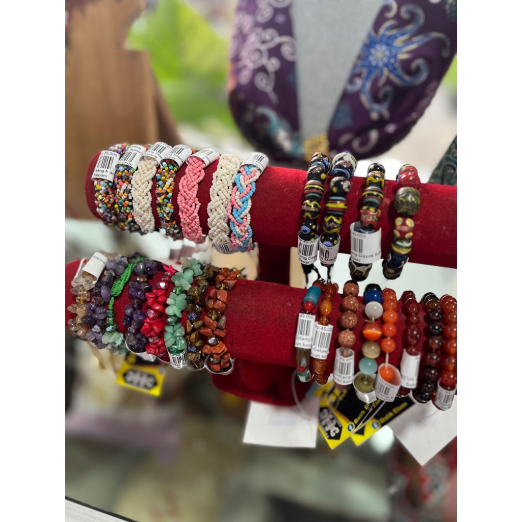 Gelang Etnik Dayak – Aksesoris Khas Kalimantan