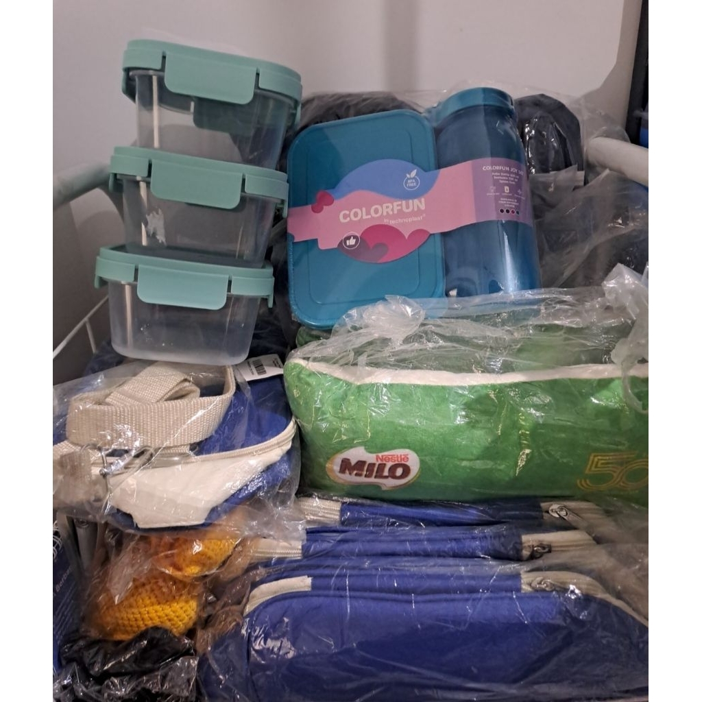 

GIFT TISKO MOM & BABY SHOP / tempat bekal / bantal milo / mainan paus / mainan poo