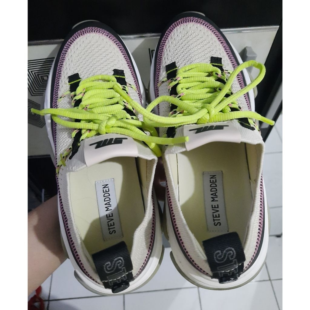 Preloved - Sepatu sneakers like new untuk wanita size 37 merk Steve Madden
