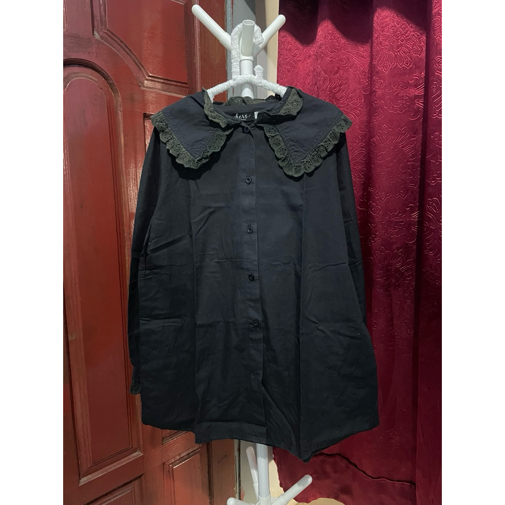 Blouse Hitam Wanita Lengan Panjang – Kemeja Casual dengan Kerah Renda Lebar