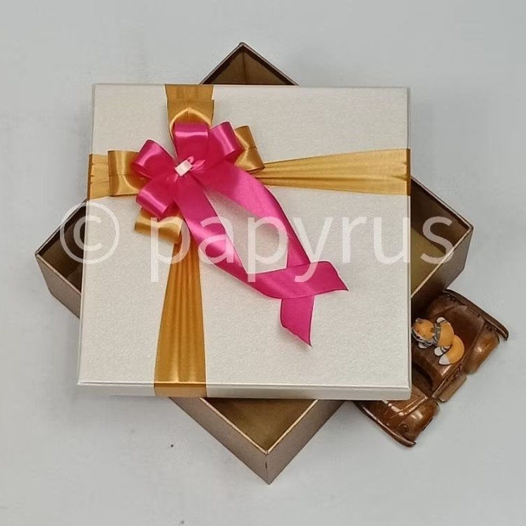

PAPYRUS Kombinasi 25x25 Tinggi 5cm Kotak Kado Gift Box Hadiah Hardbox Hampers V3