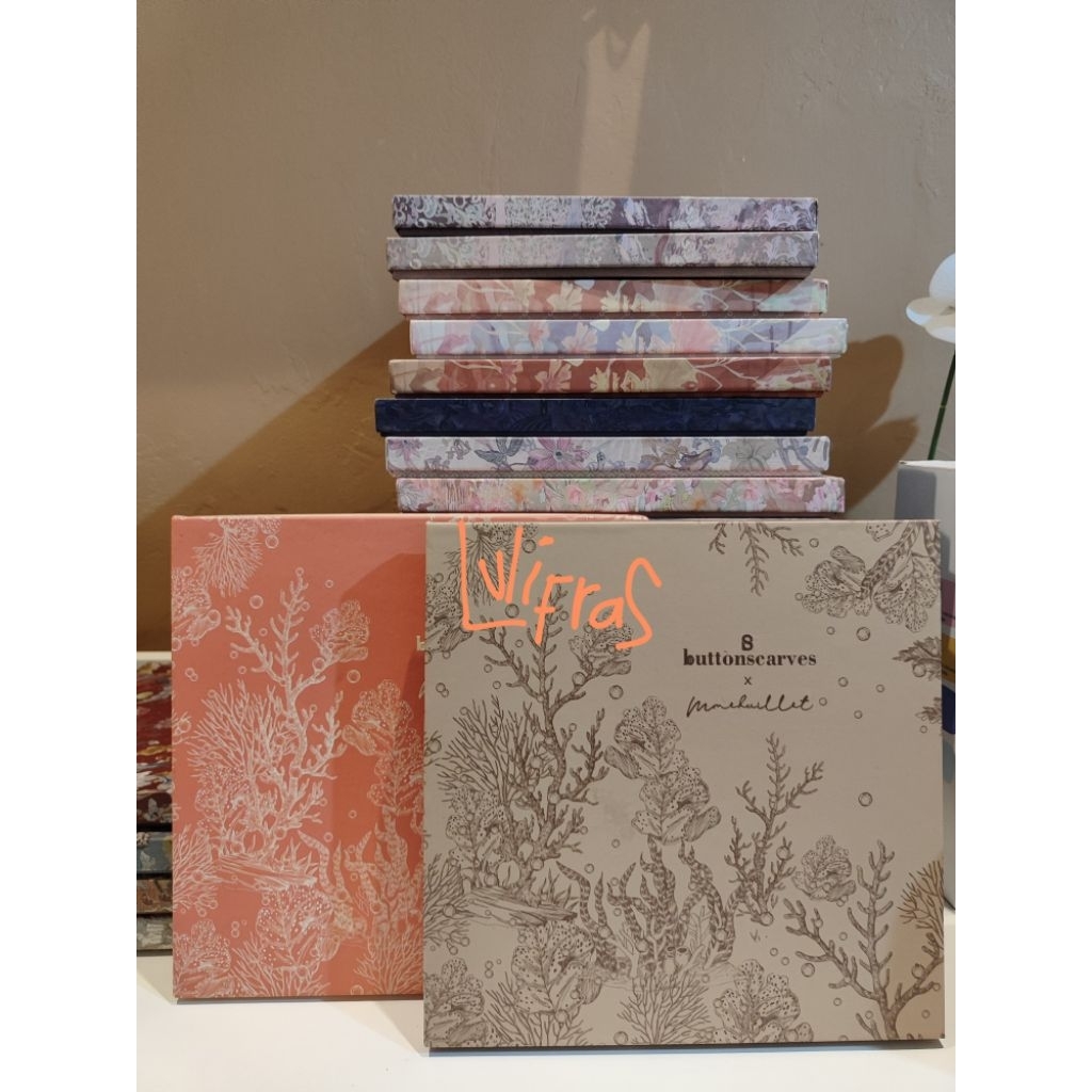 

Buttonscarves x Mmhuillet Box Only - ori (full card and ribbon)