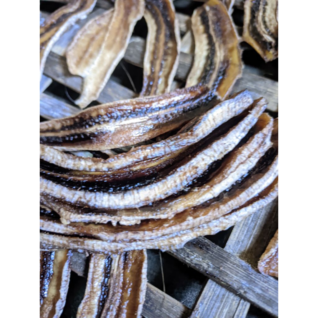 

sale pisang ambon makanan tradisional di jemur di bawah matahari tanpa di oven