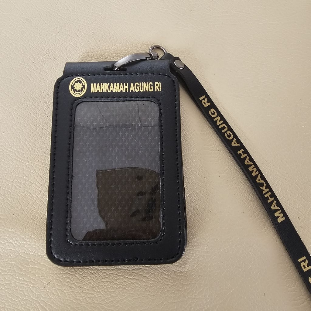 

Tempat Kartu Id Card Kulit Lipat Dengan Logo MAHKAMAH AGUNG