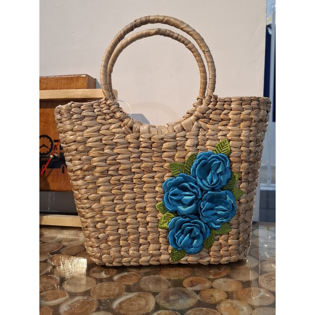 Tas Anyaman Rotan Handmade Khas Samarinda dengan Hiasan Bunga Biru Elegan – Tas Etnik Kalimantan Fas