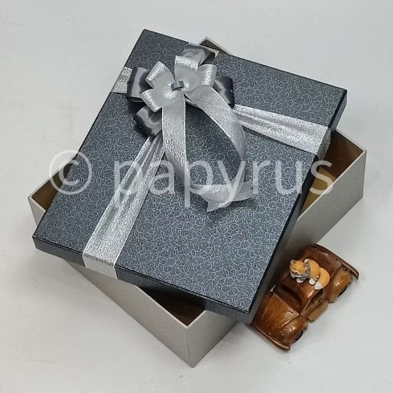 

PAPYRUS Kombinasi 25x30 Tinggi 8cm Kotak Kado Gift Box Hardbox Hampers Hadiah V1