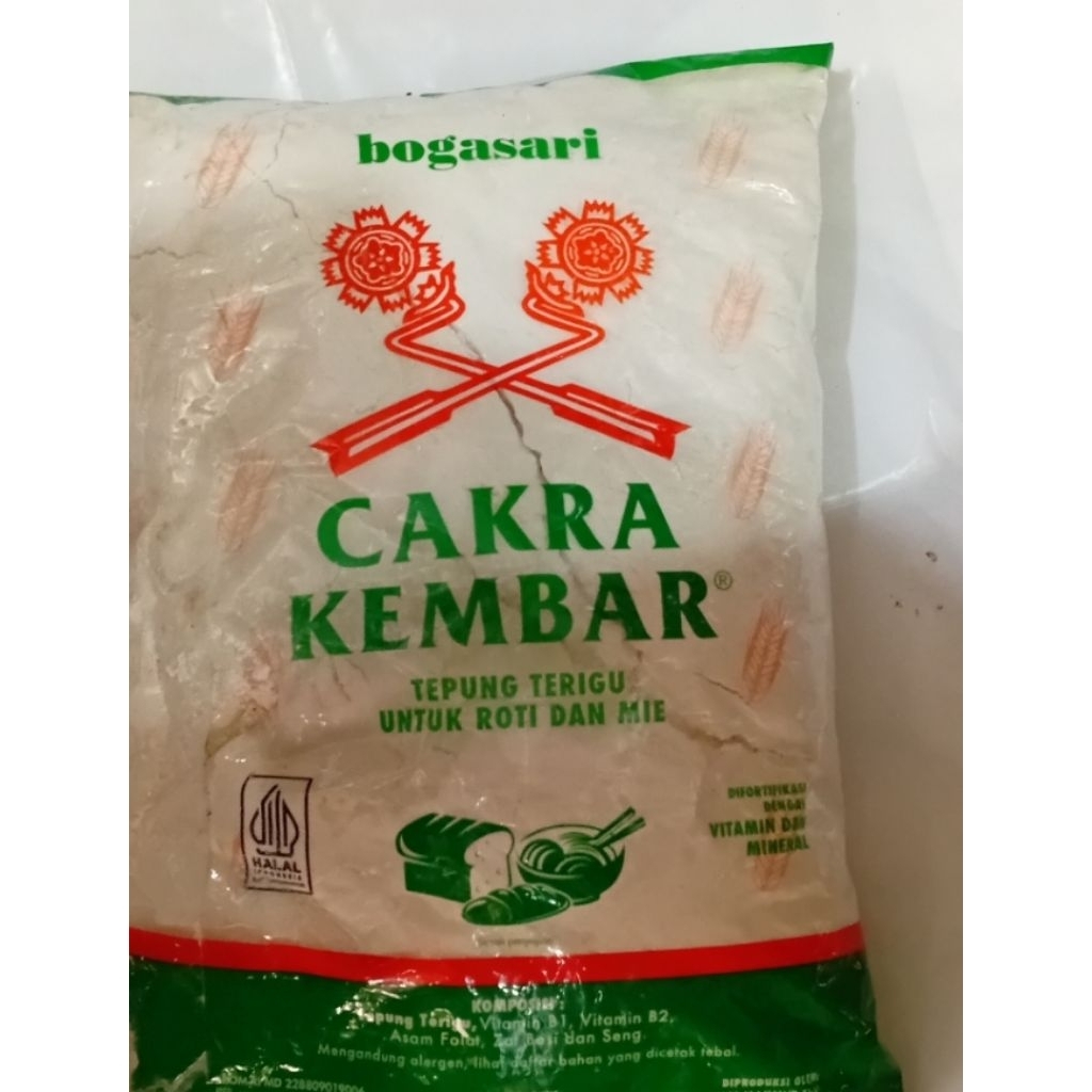 

Tepung terigu kembar Cakra 1kg