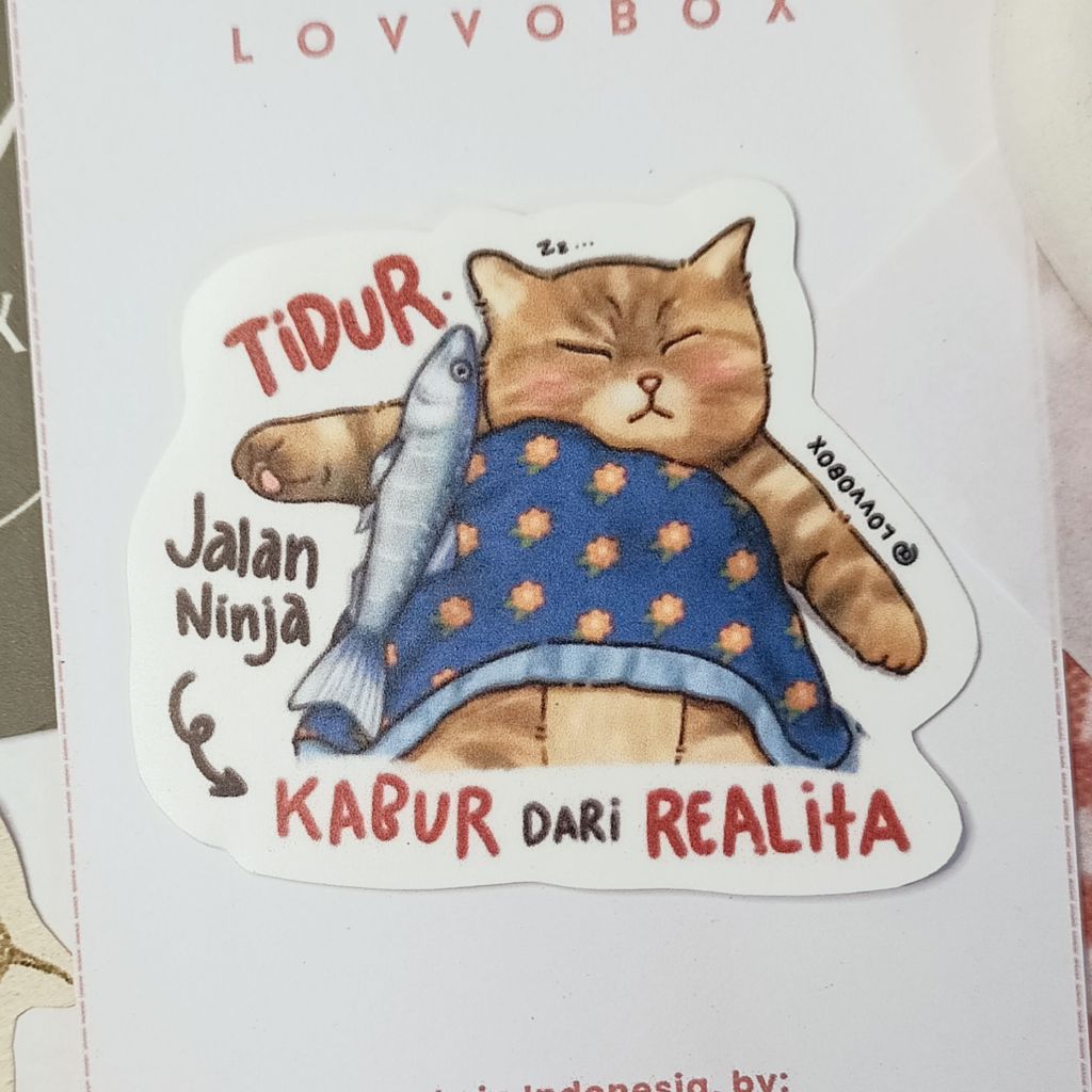 

Lovvocat - Sticker Kucing 'TIDUR - Jalan Ninja Kabur dari Realita' / Stiker Kucing Korporat / Sticker Cat / Stiker Kucing / Sticker Kitten / Catlovers / Pecinta Kucing / Penggemar Kucing - Cute - Kawaii - Sticker Kucing - Meme Kucing