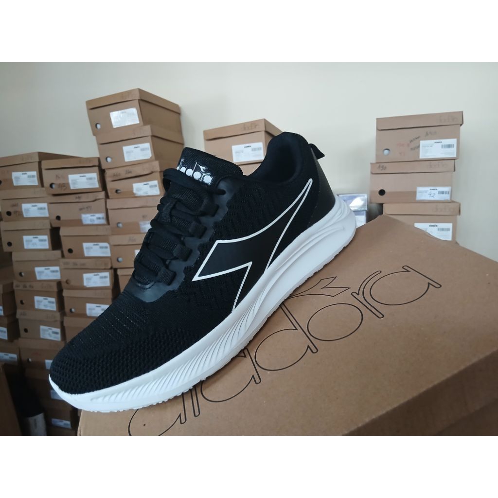 sepatu sport runing pria diadora hitam original