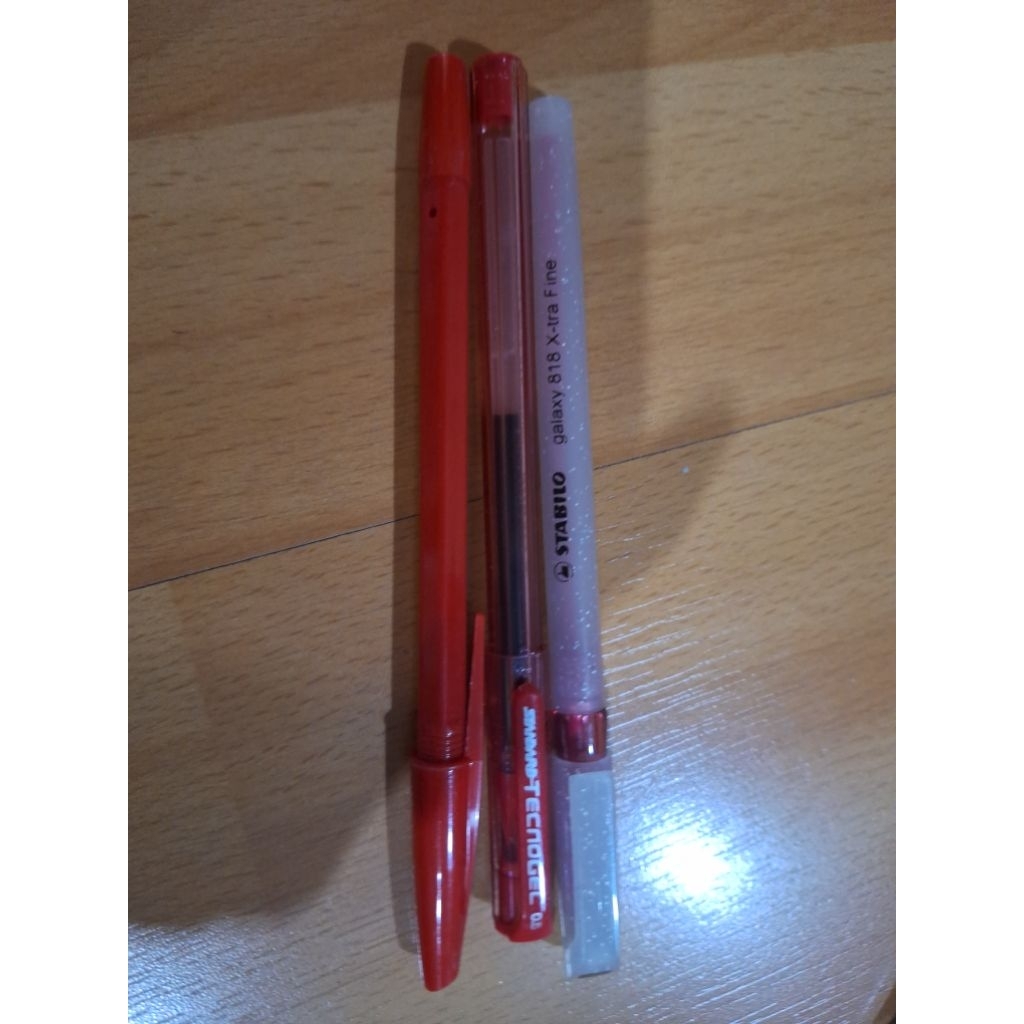 

Bolpen merah. Baru.
