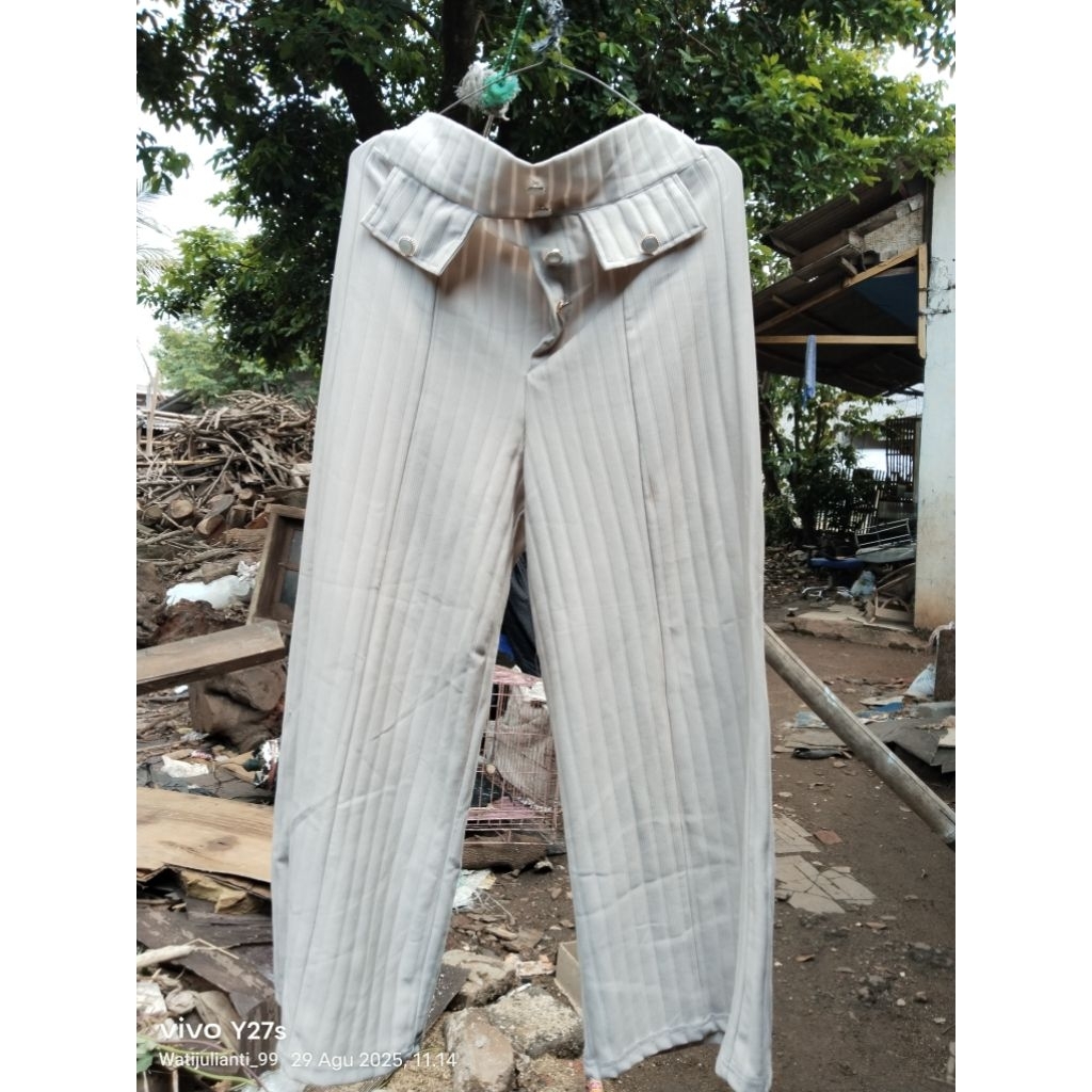 Celana Kulot Prelove Celana Kulot Melly warna Ivory Bekas sekali pakai aja bisa Nego Merk Nazwa