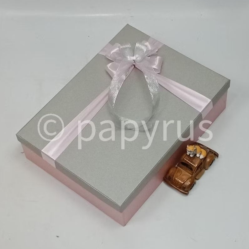 

PAPYRUS Kombinasi 30x40 Tinggi 10cm Kotak Kado Gift Box Hardbox Hampers V3