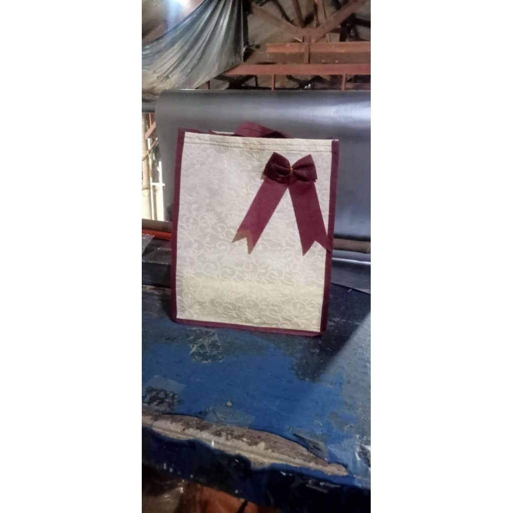 

goodiebag tas embos box pita 22 isi 12 pcs