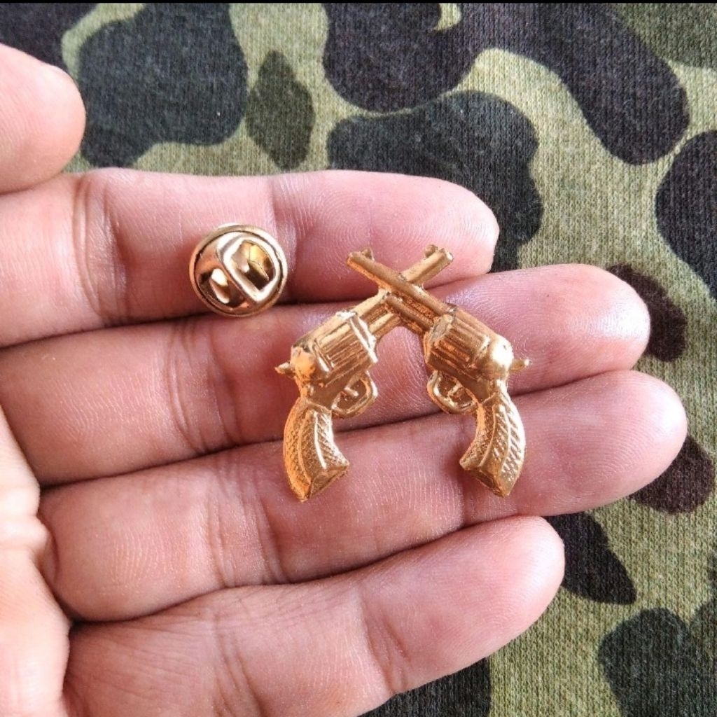 pin tentara jadul pin silang revolver bros polisi militer abri monogram tentara jadul cpm korps poli