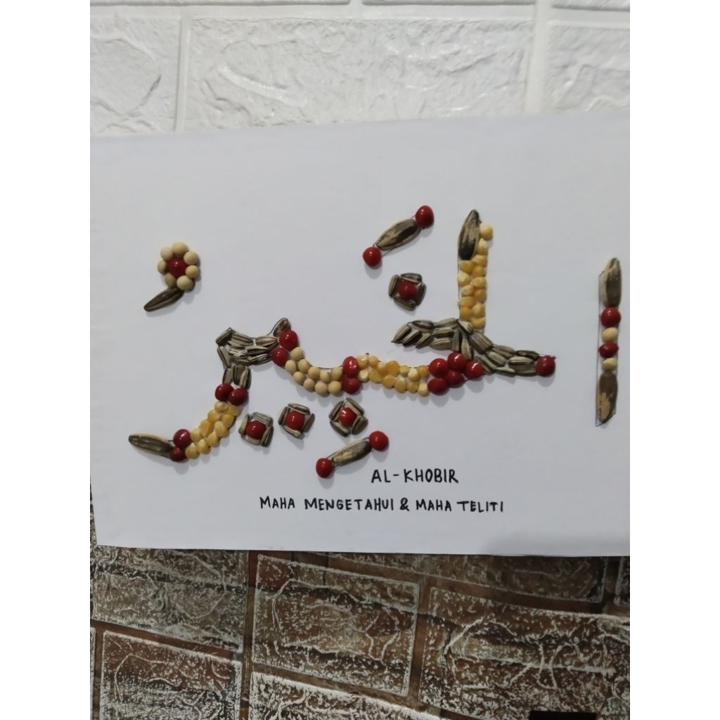 Kolase biji bijian kaligrafi