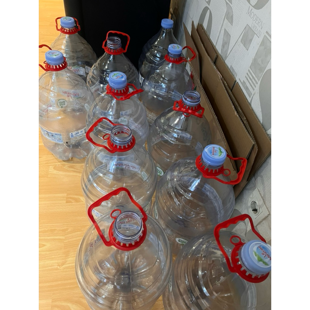 

Galon Le minerale kosong untuk kesenian dll