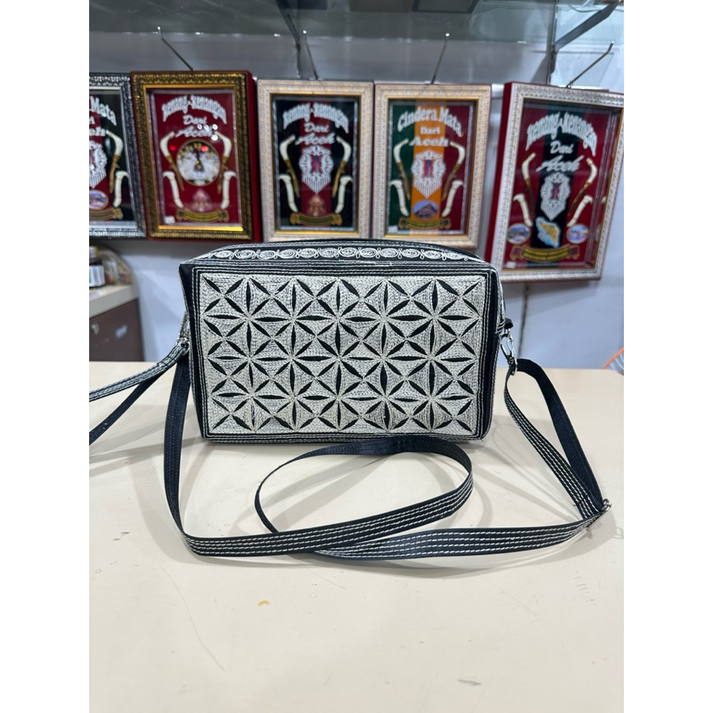 tas selempang atau tas tangan motif khas warna putih