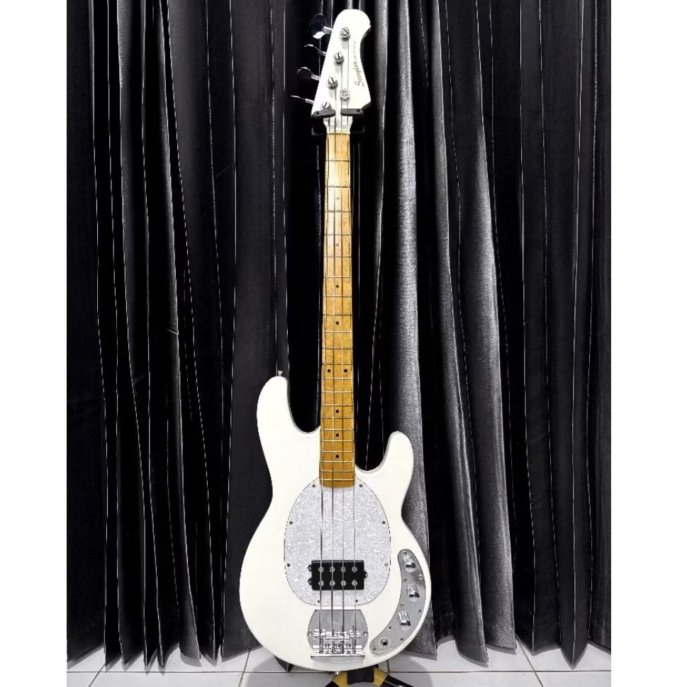 Bass Scorpion SP300 Precision not Squier Precision
