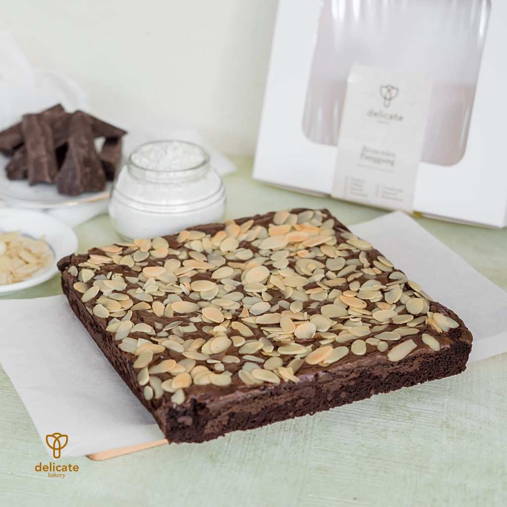 Delicate Bakery - Almond Fudgy Brownies Coklat Panggang