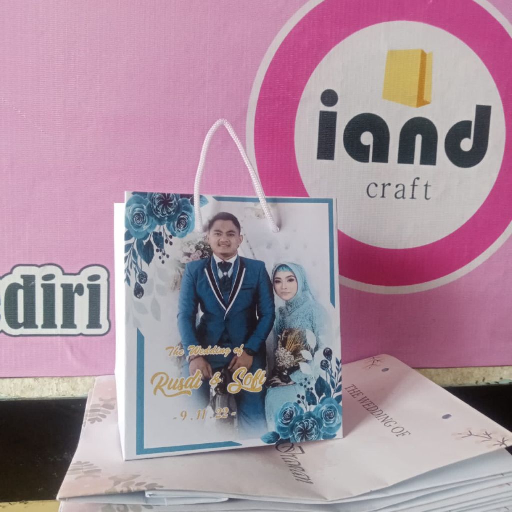 

PAPER BAG CUSTOM DESAIN BERWARNA 15X8 TINGGI 17