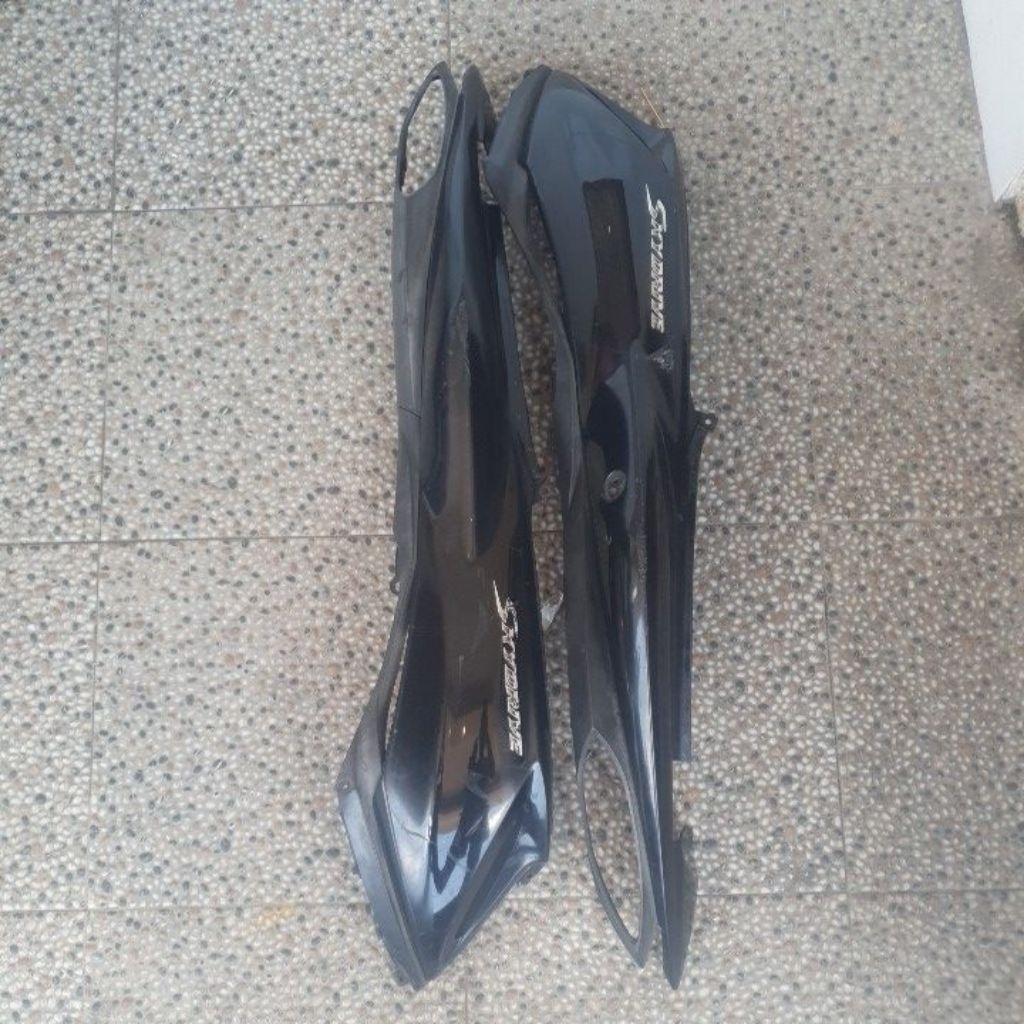 Body halus belakang kiri kanan. set stiker skydrive cat original hitam suzuki skydrive (second)