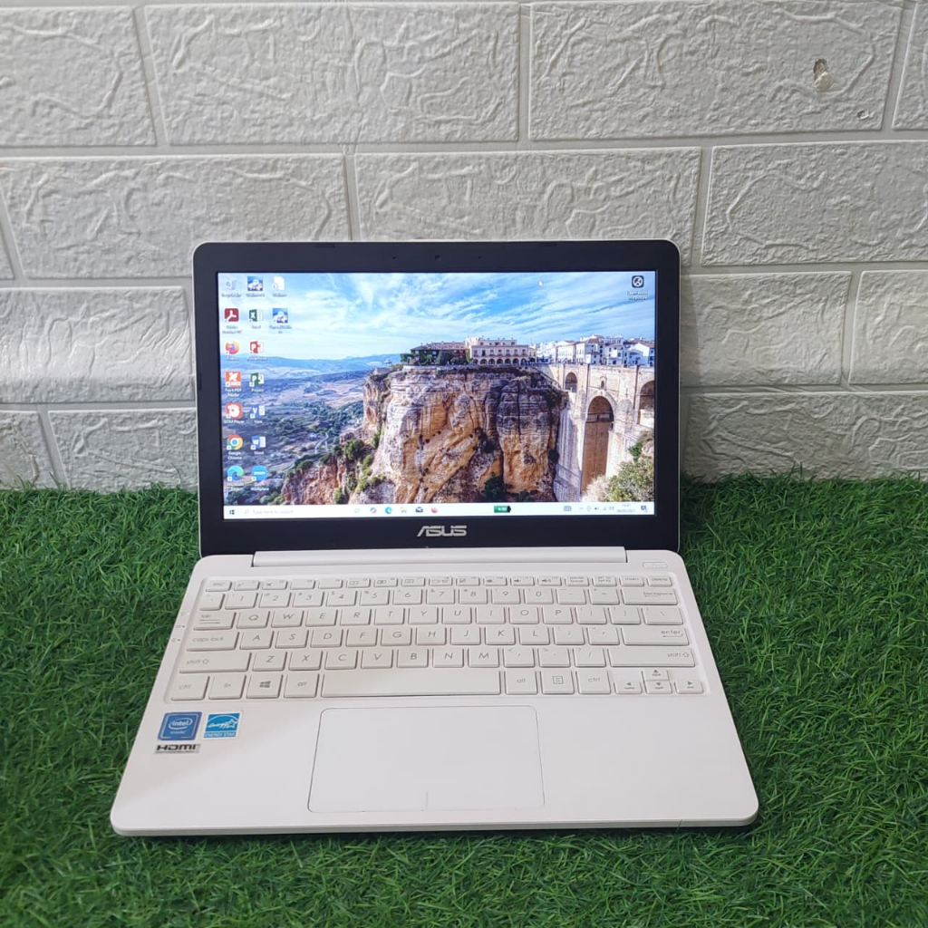 Ready laptop bekas berkualitas  Asus E203NAH  Spesifikasi singkatnya : - Processor Intel Celeron N33