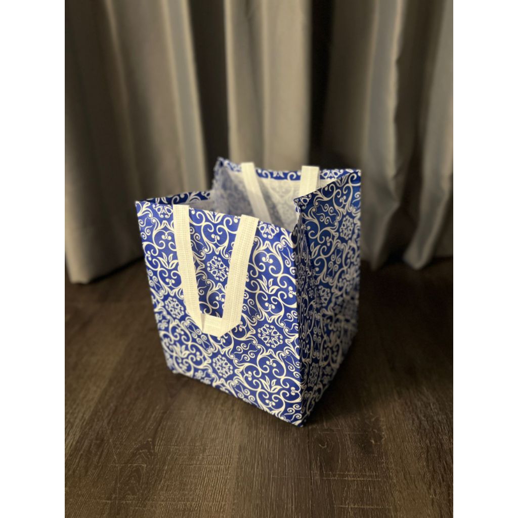 

(1 LUSIN = 12 PCS) TAS HAJATAN SPUNBOND LAMINASI BATIK 22x22 CM / TAS HAJATAN / GOODIEBAG / TAS SPUNBOND TERMURAH / TAS HAJATAN TERMURAH / TAS PARCEL / TAS HAMPERS / TAS BINGKISAN / TAS BELANJA