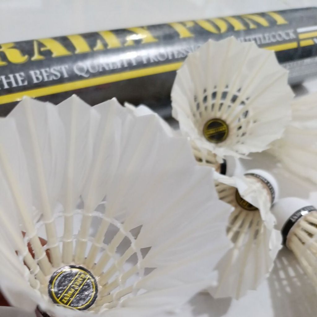 SHUTTLECOCK KOK RALLY POINT BAGUS DAN BERKUALITAS INTERNATIONAL BULU IMPORT BAGUS AWET COBA COBA