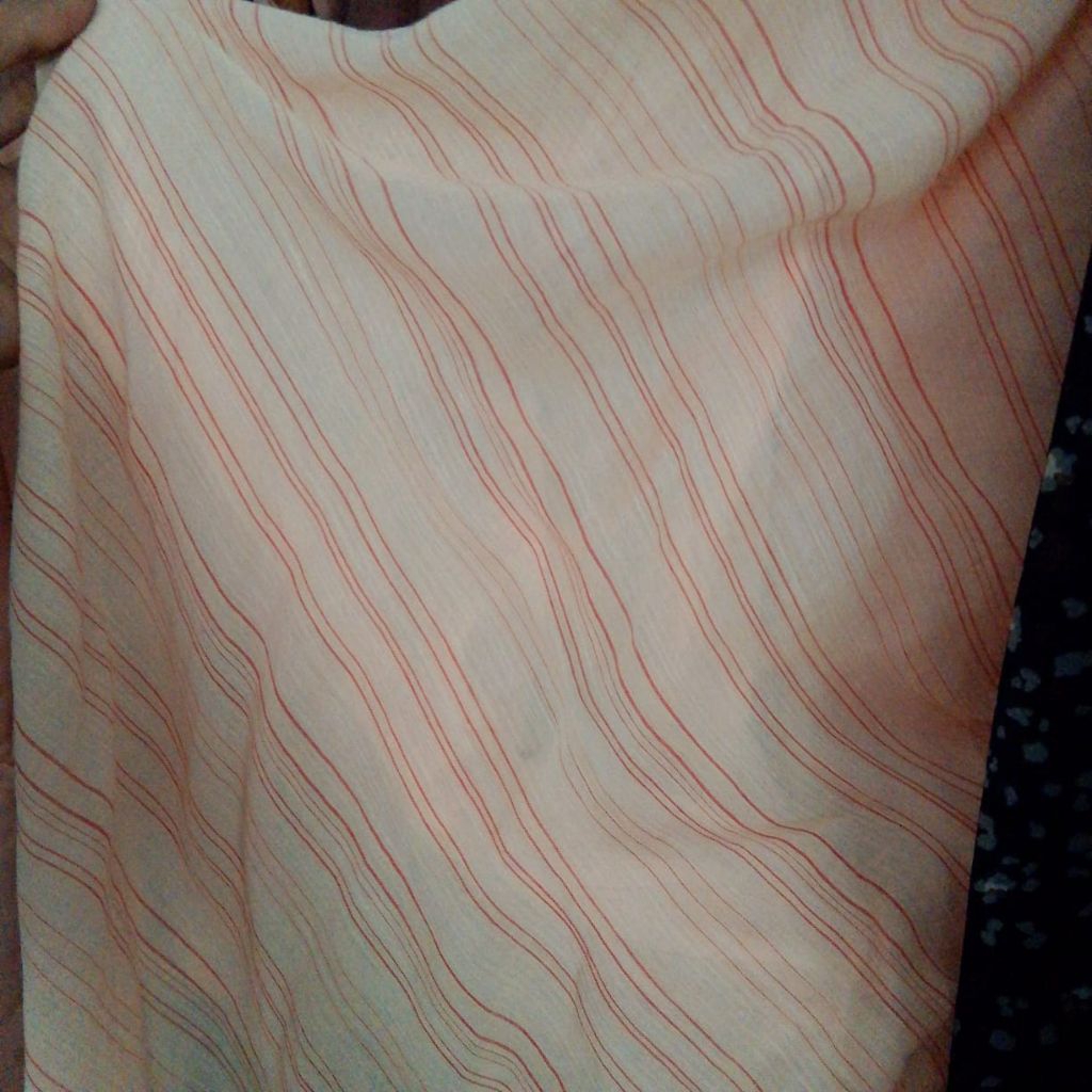 Kain Katun Paris Motif Garis Halus – Bahan Adem, Ringan & Lembut untuk Busana (Harga Kain Per½ Meter