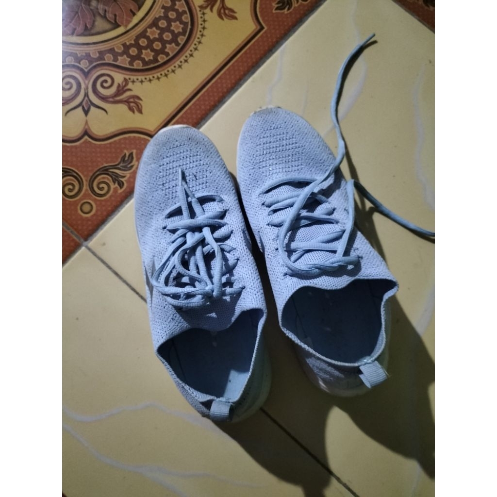 Preloved Sepatu Olahraga Diadora Wanita