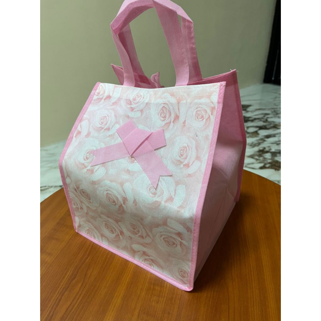 

(ISI 1 LUSIN = 12 PCS) Tas Hajatan Goodiebag Motif Bunga Pita 22x22 cm / Tas Nasi Box / Tas / Tas Belanja