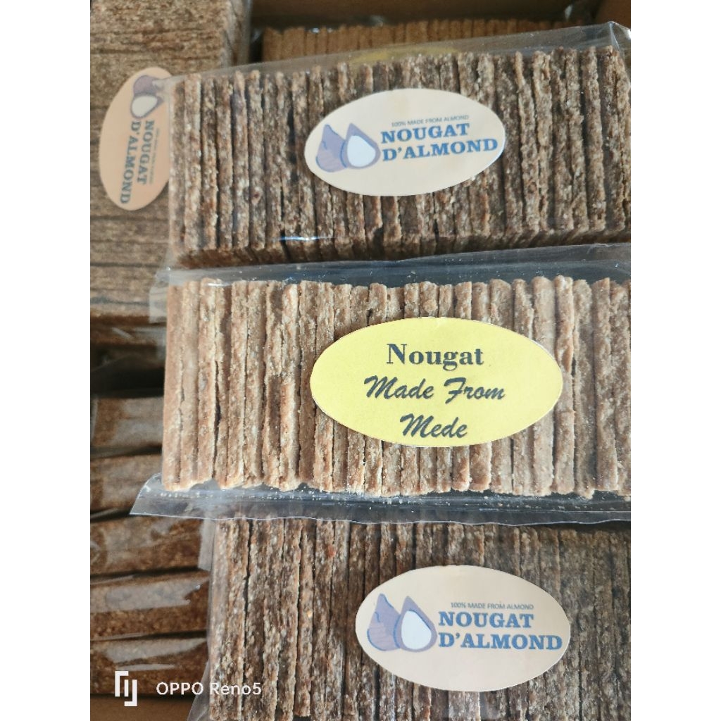 Nougat kacang Almond dan kacang mede